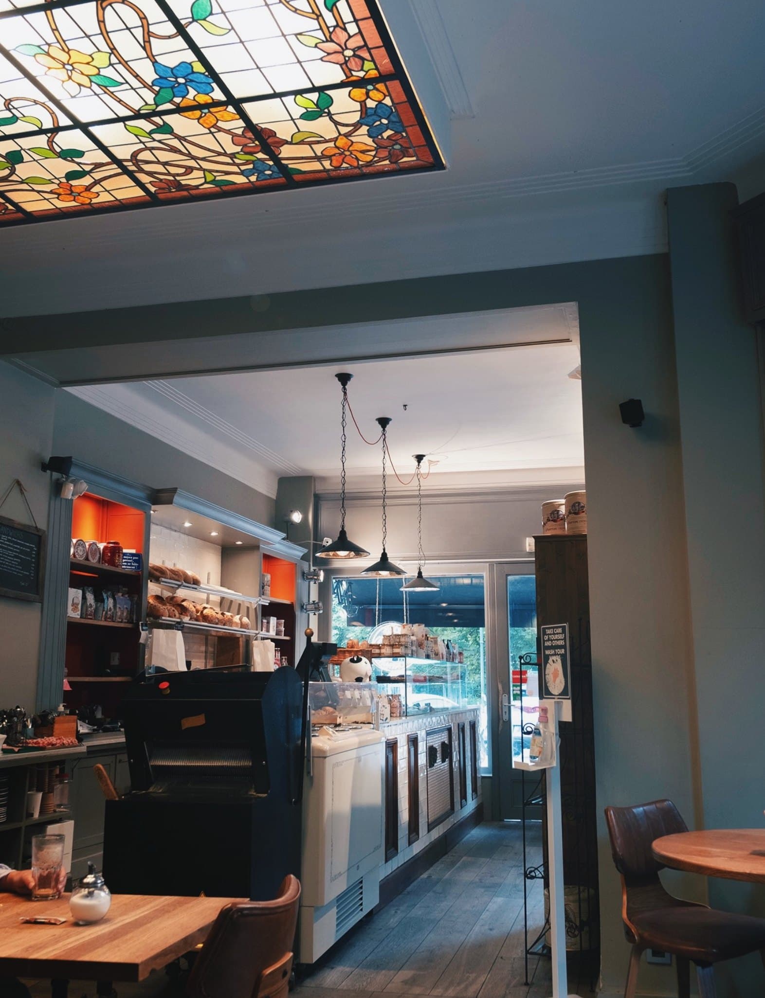 La salle de Côté Gourmand sous sa verrière Art nouveau