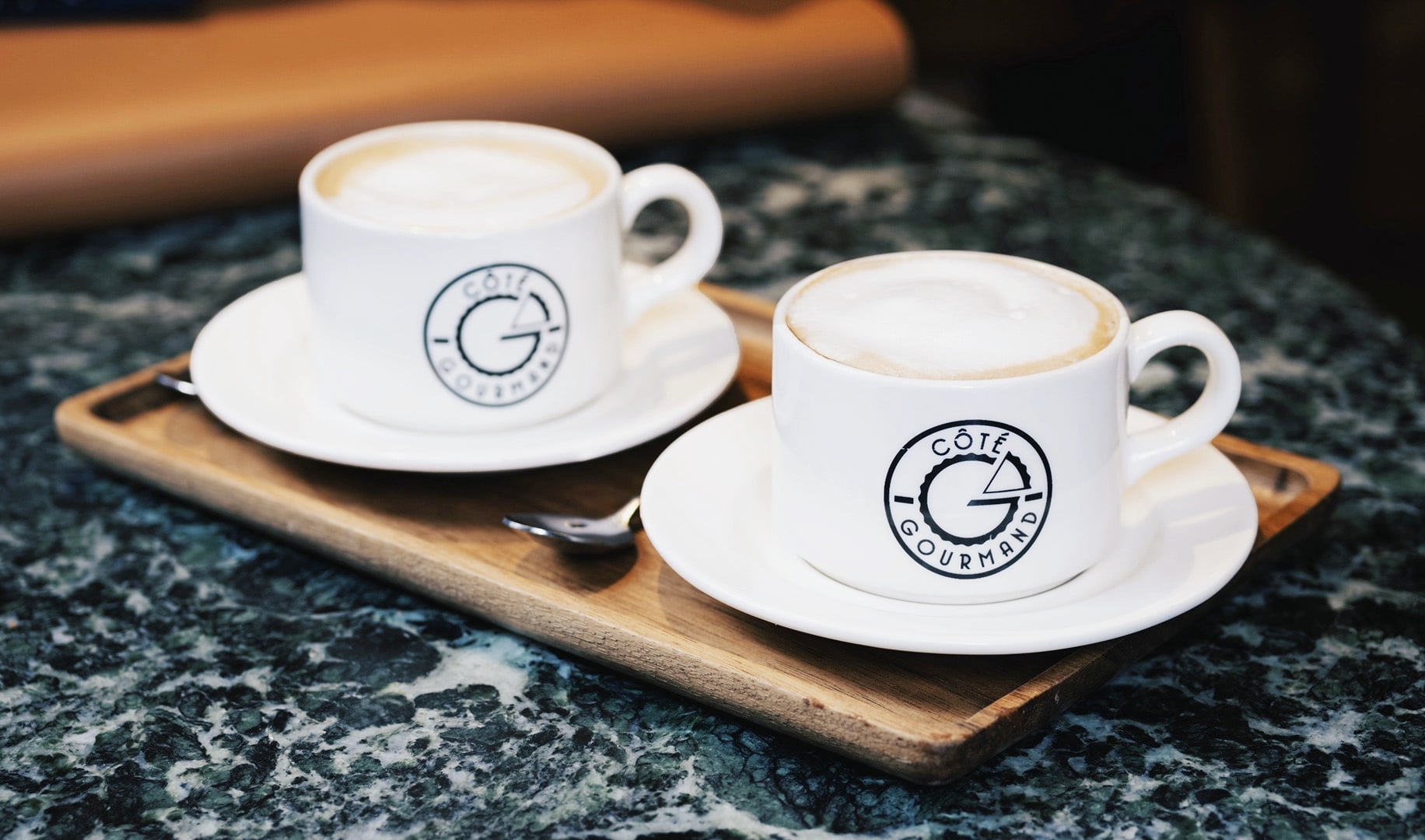 Deux cappuccinos dans les tasses Côté Gourmand