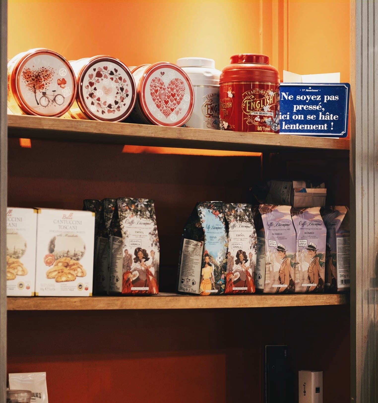 Épicerie fine et boîtes de thé