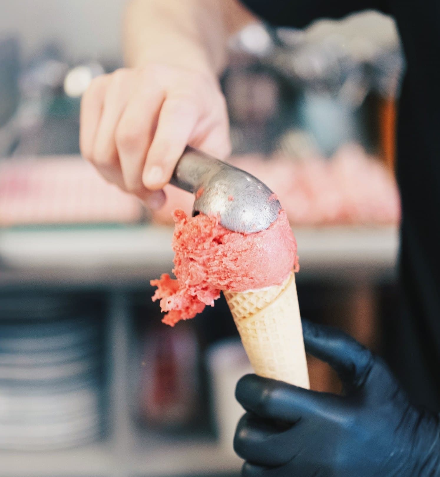 Boule de glace servie en cornet