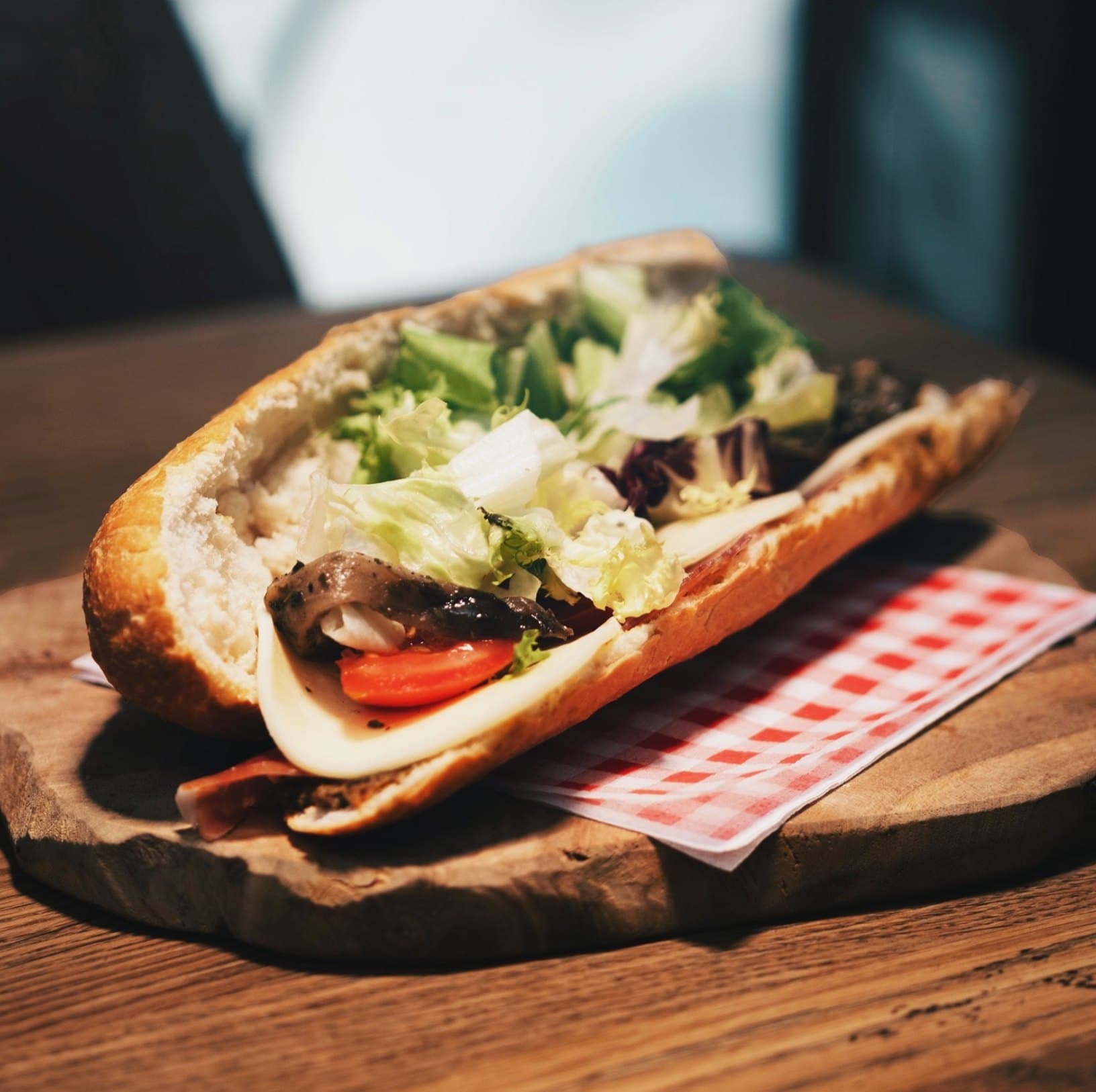 Sandwich garni sur planche en bois