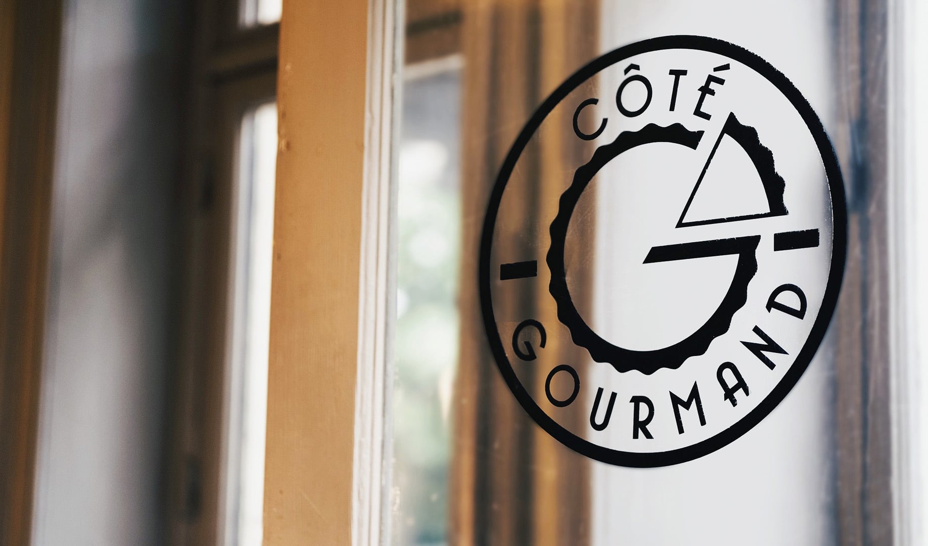 Le logo Côté Gourmand sur la vitrine