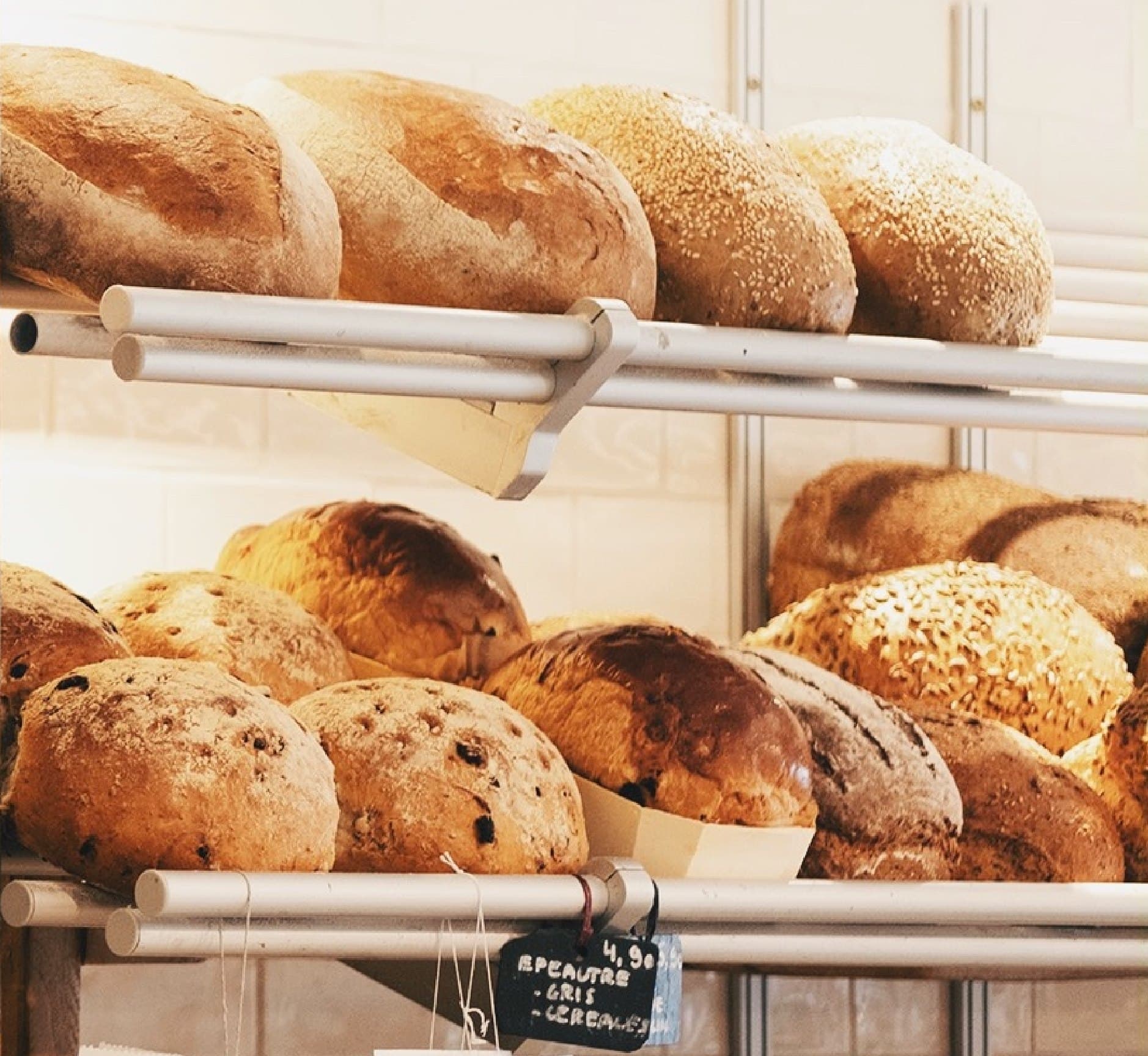 Pains artisanaux sur les étagères de la boulangerie
