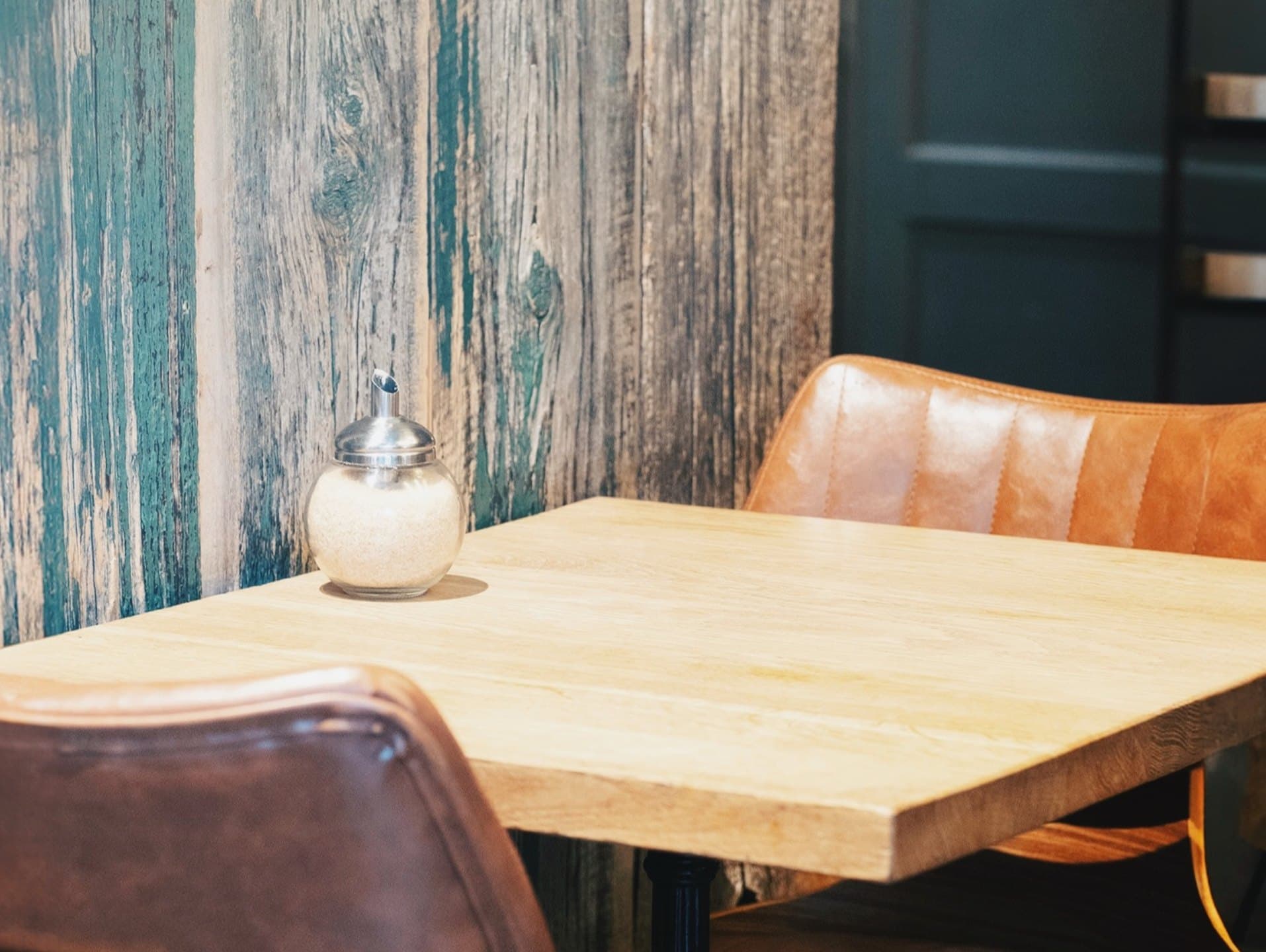 Tables en bois et fauteuils en cuir