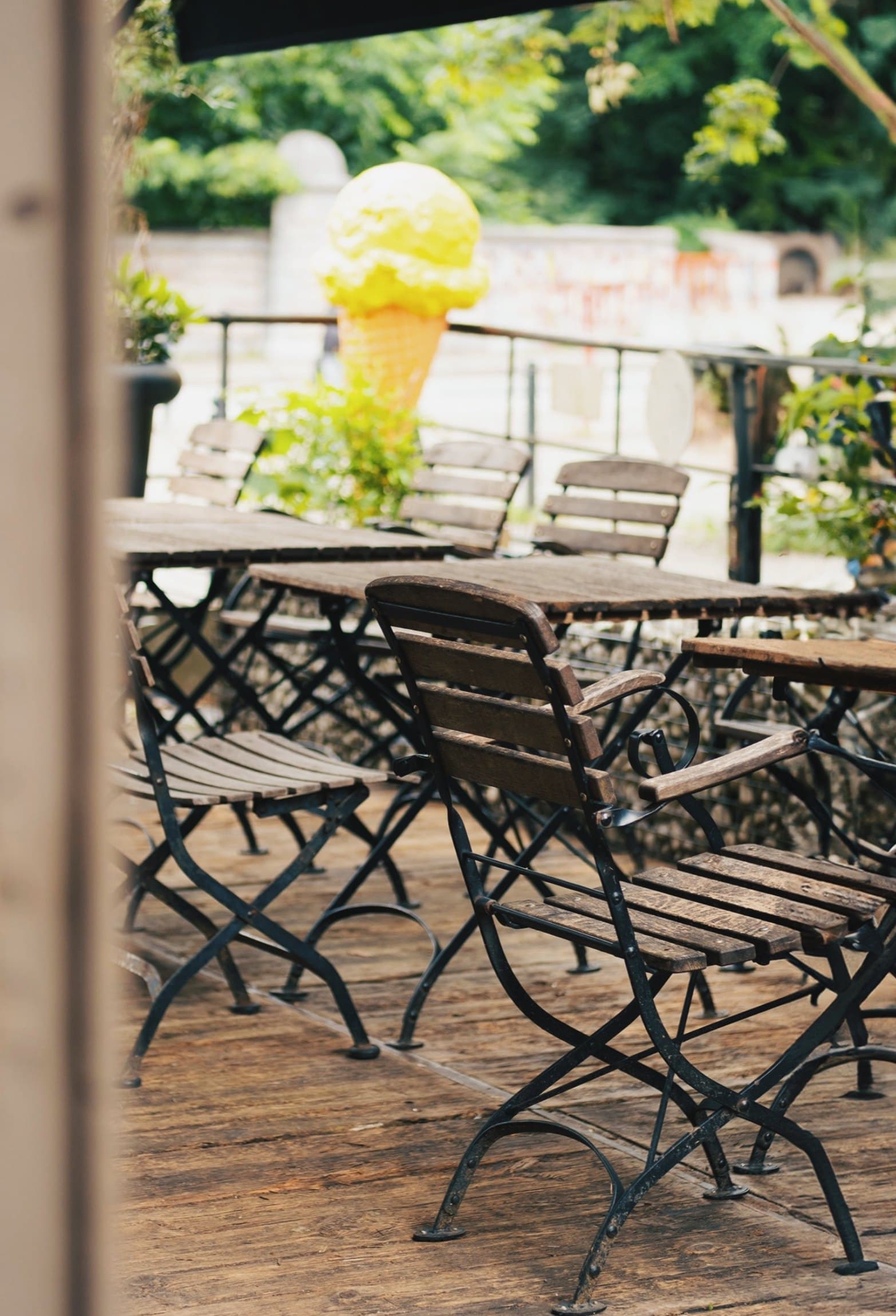 La terrasse en bois face au parc Josaphat